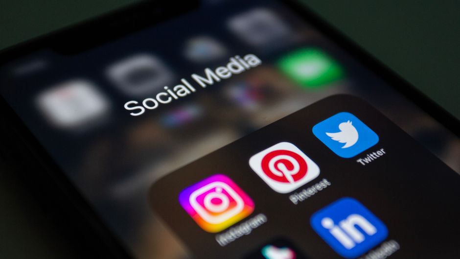 Smartphone mit Social-Media-Apps wie Instagram und Co.